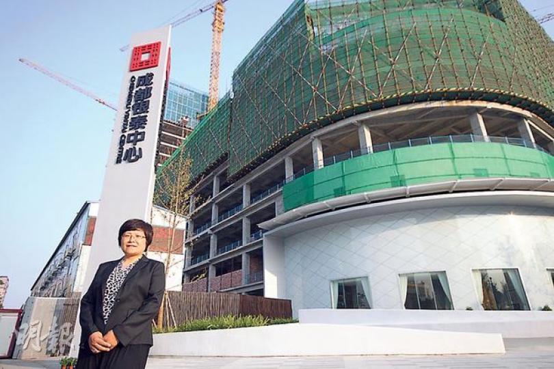 成都銀城置業副總經理李彥榮指出,成都銀泰中心位於天府大道商業中心區,眾多大型央企及私企總部如中石化、微軟和intel等均先後進駐該區。(何建邦攝) 成都銀城置業副總經理李彥榮指出,成都銀泰中心位於天府大道商業中心區,眾多大型央企及私企總部如中石化、微軟和intel等均先後進駐該區。(何建邦攝)