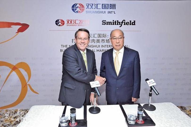 雙匯國際董事局主席萬隆(右)指內地中產增加,對高端的低溫肉製品需求日益龐大,需要引入史密斯菲爾德的技術和安全標準,為內地和香港提供高質食品。圖左為史密斯菲爾德食品公司首席執行官Larry Pope。(黃志東攝) 雙匯國際董事局主席萬隆(右)指內地中產增加,對高端的低溫肉製品需求日益龐大,需要引入史密斯菲爾德的技術和安全標準,為內地和香港提供高質食品。圖左為史密斯菲爾德食品公司首席執行官Larry Pope。(黃志東攝)