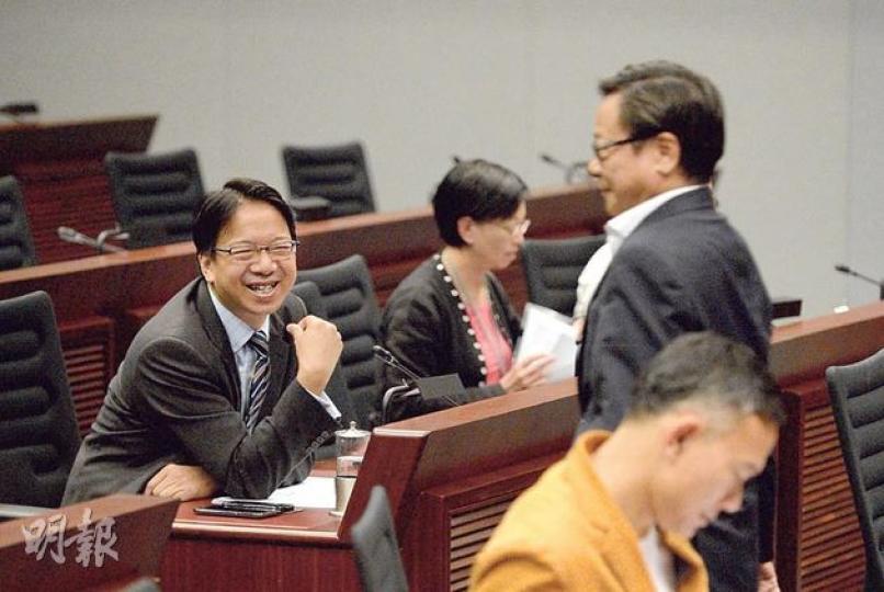 資訊科技及廣播事務委員會主席一職再現泛民內訌,黃毓民(右、站立者)最後以12比8擊敗莫乃光(左),連任主席。(盧翊銘攝)公民黨法律界議員郭榮鏗(左)今年再撼經民聯梁美芬(右),競逐司法及法律事務委員會主席,最後以10票之差落敗,並在無競爭下當選副主席。(盧翊銘攝) 資訊科技及廣播事務委員會主席一職再現泛民內訌,黃毓民(右、站立者)最後以12比8擊敗莫乃光(左),連任主席。(盧翊銘攝)公民黨法律界議員郭榮鏗(左)今年再撼經民聯梁美芬(右),競逐司法及法律事務委員會主席,最後以10票之差落敗,並在無競爭下當選副主席。(盧翊銘攝)