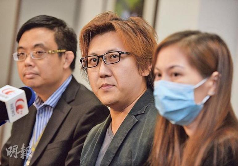 菲律賓人質事件殉職領隊謝廷駿的哥哥謝志堅(中)和在事件中下顎重傷的易小玲(右),昨在立法會議員涂謹申(左)陪同下見記者。謝說,樂見李克強就人質事件作出較強硬的聲明。(盧翊銘攝) 菲律賓人質事件殉職領隊謝廷駿的哥哥謝志堅(中)和在事件中下顎重傷的易小玲(右),昨在立法會議員涂謹申(左)陪同下見記者。謝說,樂見李克強就人質事件作出較強硬的聲明。(盧翊銘攝)