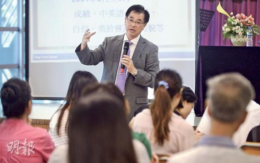協恩中學校長李鎮洪昨到彩虹聖約翰小學舉行入學簡介會,介紹學校背景、收生準則及學費減免計劃,有近40名小學家長出席。 (余俊亮攝) 協恩中學校長李鎮洪昨到彩虹聖約翰小學舉行入學簡介會,介紹學校背景、收生準則及學費減免計劃,有近40名小學家長出席。 (余俊亮攝)
