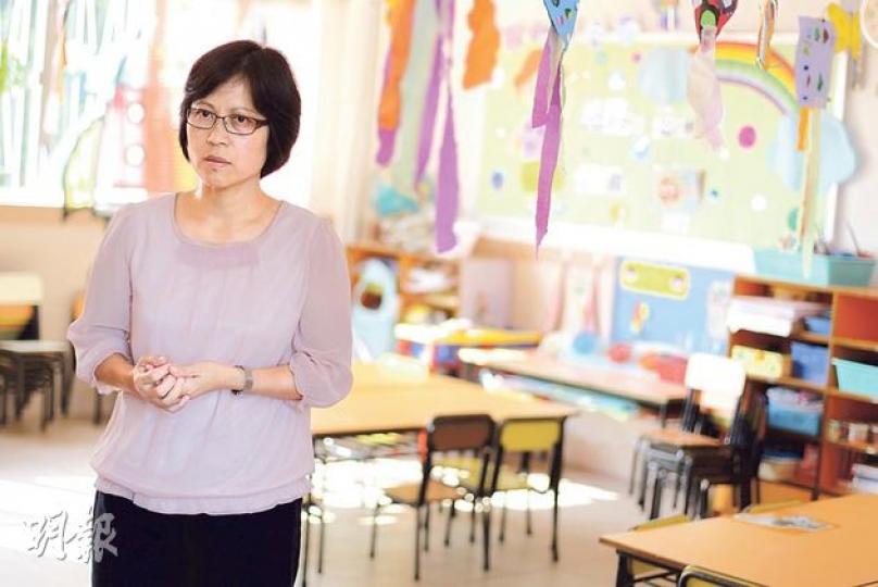 拿出壘球棒守護校園大閘嚴防持刀兇徒入侵的錦江幼稚園校長盧淑姬,強調自己只是克盡己職,「絕不是英雄」。(李澤彤攝) 拿出壘球棒守護校園大閘嚴防持刀兇徒入侵的錦江幼稚園校長盧淑姬,強調自己只是克盡己職,「絕不是英雄」。(李澤彤攝)