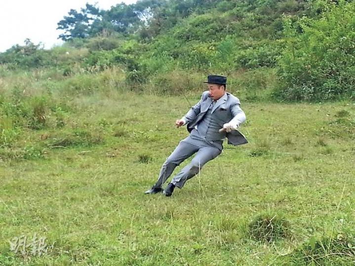 黎耀祥一身西裝造型拍攝節目巡禮,雖然要跑來跑去,但身手甚靈活。(攝影﹕娛樂組)相隔10年再騎馬,胡定欣坦言有點緊張。(攝影﹕娛樂組) 黎耀祥一身西裝造型拍攝節目巡禮,雖然要跑來跑去,但身手甚靈活。(攝影﹕娛樂組)相隔10年再騎馬,胡定欣坦言有點緊張。(攝影﹕娛樂組)