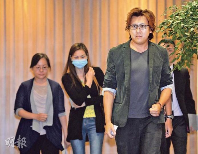 殉職領隊謝廷駿的兄長謝志堅(前)、倖存者易小玲(後左二)、謝廷駿弟弟謝志恆和謝志恆太太(後左一),昨到特首辦與特首梁振英會面。謝志堅會後會見記者時緊握拳頭,他批評人質事件發生3年以來,菲律賓總統阿基諾三世每次的言論、態度、行為,完全不尊重港人和事件死傷者,「希望政府可以強硬點」。(盧翊銘攝)
殉職領隊謝廷駿的兄長謝志堅(前)、倖存者易小玲(後左二)、謝廷駿弟弟謝志恆和謝志恆太太(後左一),昨到特首辦與特首梁振英會面。謝志堅會後會見記者時緊握拳頭,他批評人質事件發生3年以來,菲律賓總統阿基諾三世每次的言論、態度、行為,完全不尊重港人和事件死傷者,「希望政府可以強硬點」。(盧翊銘攝)