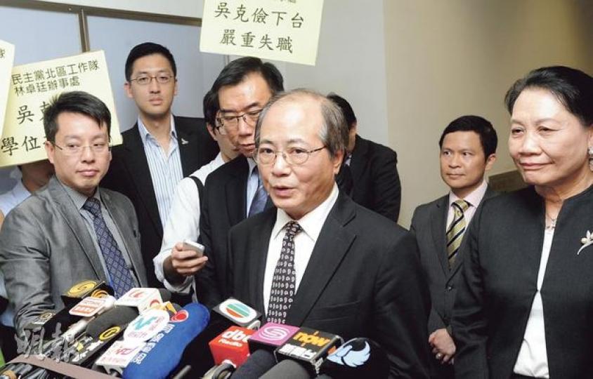 北區幼稚園爆出學位荒逾一星期,大批家長已為撲學位露宿通宵排隊,教育局長吳克儉(中)昨與北區及大埔幼稚園校長會面後,終達成「遲來的共識」,宣布6項新措施應對幼稚園學位荒,包括仍未派表的幼園要實施網上派表,並落實「一人一位」及改建課室增學額等。右一為大埔及北區幼兒教育校長會主席郭楚翹。(尹錦恩攝)上水培幼幼稚園正研究增建課室,一旦落實,會效法校內的活動室(圖)設計動工,估計能容納30人,分上下午兩班計可增加60個學額。(廖穎琪攝)(明報製圖)(明報製圖) 北區幼稚園爆出學位荒逾一星期,大批家長已為撲學位露宿通宵排隊,教育局長吳克儉(中)昨與北區及大埔幼稚園校長會面後,終達成「遲來的共識」,宣布6項新措施應對幼稚園學位荒,包括仍未派表的幼園要實施網上派表,並落實「一人一位」及改建課室增學額等。右一為大埔及北區幼兒教育校長會主席郭楚翹。(尹錦恩攝)上水培幼幼稚園正研究增建課室,一旦落實,會效法校內的活動室(圖)設計動工,估計能容納30人,分上下午兩班計可增加60個學額。(廖穎琪攝)(明報製圖)(明報製圖)
