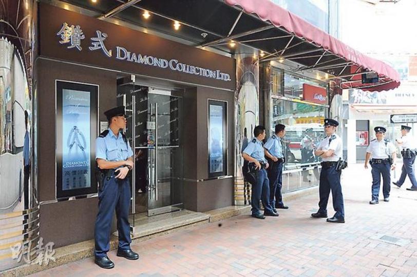 大批警員接報趕至被劫的鑽飾店「鑽式」調查(圖),又荷槍實彈在附近搜捕匪蹤。(衛永康攝)(明報製圖) 大批警員接報趕至被劫的鑽飾店「鑽式」調查(圖),又荷槍實彈在附近搜捕匪蹤。(衛永康攝)(明報製圖)