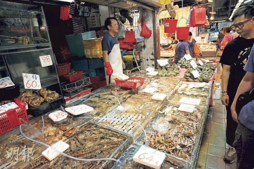 染霍亂母子曾進食來自楊屋道街市的海鮮,該街市的其中一個海鮮檔東主周先生表示,事件暫時沒影響生意。(樊銳昌攝) 染霍亂母子曾進食來自楊屋道街市的海鮮,該街市的其中一個海鮮檔東主周先生表示,事件暫時沒影響生意。(樊銳昌攝)