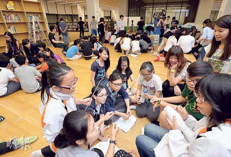 為免同學仔瞓着,活動開始就先玩熱身活動。佢哋個個都玩得非常投入,果然愈夜愈精神。(盧翊銘攝)我哋接觸玻璃會留下指紋,參加學生透過「粉末法」,收集平日喺玻璃留下嘅指紋,喺卡片上重新顯現。(盧翊銘攝) 為免同學仔瞓着,活動開始就先玩熱身活動。佢哋個個都玩得非常投入,果然愈夜愈精神。(盧翊銘攝)我哋接觸玻璃會留下指紋,參加學生透過「粉末法」,收集平日喺玻璃留下嘅指紋,喺卡片上重新顯現。(盧翊銘攝)