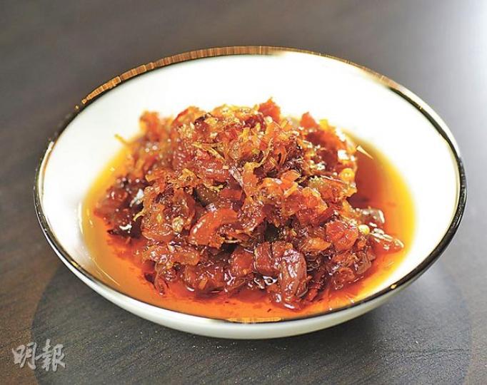 欣圖軒自製XO醬 ($280/168克,A)——每家餐廳都有其XO醬食譜,欣圖軒的沒有加入鹹魚、蝦子、辣椒油,取而代之是坊間少見的香茅,連同不可少的金華火腿、瑤柱、蝦米、辣椒乾等材料,香辣惹味。(陳淑安攝)蘇太XO醬 ($116/190克,C)——選料甚精,採用北海道元貝、泰國金勾蝦米、金華火腿、馬友鹹魚、蝦子、指天椒、菜籽油等。香辣惹味,分原味、中辣、大辣3款口味。(陳淑安攝)洲際酒店欣圖軒主廚劉耀輝(輝哥)(陳淑安攝) 欣圖軒自製XO醬 ($280/168克,A)——每家餐廳都有其XO醬食譜,欣圖軒的沒有加入鹹魚、蝦子、辣椒油,取而代之是坊間少見的香茅,連同不可少的金華火腿、瑤柱、蝦米、辣椒乾等材料,香辣惹味。(陳淑安攝)蘇太XO醬 ($116/190克,C)——選料甚精,採用北海道元貝、泰國金勾蝦米、金華火腿、馬友鹹魚、蝦子、指天椒、菜籽油等。香辣惹味,分原味、中辣、大辣3款口味。(陳淑安攝)洲際酒店欣圖軒主廚劉耀輝(輝哥)(陳淑安攝)