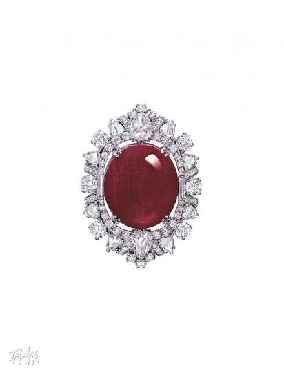 Dilys最近也推出了一顆cabochon cut緬甸紅寶石配鑽石的指環,重22.03卡。($1,100,000)(黃志東、陳淑安攝)高級珠寶品牌Dilys創辦人/設計師Dilys Young(黃志東、陳淑安攝) Dilys最近也推出了一顆cabochon cut緬甸紅寶石配鑽石的指環,重22.03卡。($1,100,000)(黃志東、陳淑安攝)高級珠寶品牌Dilys創辦人/設計師Dilys Young(黃志東、陳淑安攝)