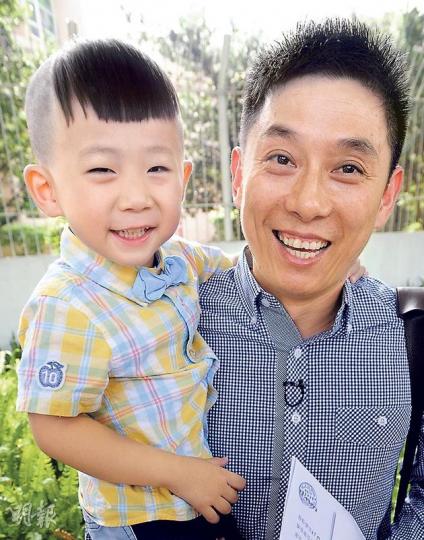 雙非家長王先生面試前帶兩歲的兒子剪了個「阿福頭」,以顯示兒子看來較乖。他說,雖然兒子面試表現好,但在「本區優先」之下,仍擔心會否獲取錄。面試之後,準備聯絡地產代理看看北區租盤,還將會向屯門及元朗的幼園報名,以作後備。(尹錦恩攝)來自深圳的雙非媽媽張小姐說,平時喜歡替兒子裝扮,她昨特別為兩歲兒子戴無鏡片的黑眼鏡框,希望兒子看起來更聰明及有精神。(尹錦恩攝)雙非家庭王家三口昨穿上同款家庭裝,為兒子面試打氣。王太太表示,已報了10間幼稚園,但仍擔心無學位,已作好最壞打算,在深圳讀幼園。(尹錦恩攝) 雙非家長王先生面試前帶兩歲的兒子剪了個「阿福頭」,以顯示兒子看來較乖。他說,雖然兒子面試表現好,但在「本區優先」之下,仍擔心會否獲取錄。面試之後,準備聯絡地產代理看看北區租盤,還將會向屯門及元朗的幼園報名,以作後備。(尹錦恩攝)來自深圳的雙非媽媽張小姐說,平時喜歡替兒子裝扮,她昨特別為兩歲兒子戴無鏡片的黑眼鏡框,希望兒子看起來更聰明及有精神。(尹錦恩攝)雙非家庭王家三口昨穿上同款家庭裝,為兒子面試打氣。王太太表示,已報了10間幼稚園,但仍擔心無學位,已作好最壞打算,在深圳讀幼園。(尹錦恩攝)