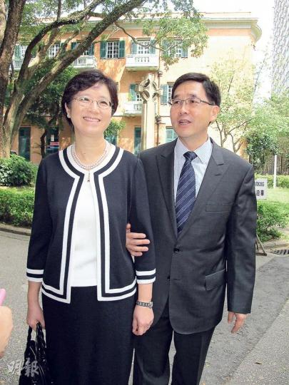 去年到牛津修讀神學課程的前政務司長林瑞麟(右),昨日偕妻子葉慕菲(左)一同到聖約翰座堂觀禮。近來四處講道的林瑞麟說,傳道工作無分全職兼職,被問到會否再出任公職,他稱未有打算。(林蘊兒攝)全國人大常委范徐麗泰昨日出席馬時亨孻女的婚禮,笑容滿面。(林蘊兒攝)有「打工皇帝」之稱的和記黃埔董事總經理霍建寧,昨日到賀新婚的馬時亨孻女及其女婿。(林蘊兒攝)前政務司長唐英年(右)昨日和妻子郭妤淺(左)到聖約翰座堂觀禮,笑容滿面。唐英年更主動問記者是否很少在中環見到他。他表示有送禮物給新人,但拒透露是什麼。兩人 去年到牛津修讀神學課程的前政務司長林瑞麟(右),昨日偕妻子葉慕菲(左)一同到聖約翰座堂觀禮。近來四處講道的林瑞麟說,傳道工作無分全職兼職,被問到會否再出任公職,他稱未有打算。(林蘊兒攝)全國人大常委范徐麗泰昨日出席馬時亨孻女的婚禮,笑容滿面。(林蘊兒攝)有「打工皇帝」之稱的和記黃埔董事總經理霍建寧,昨日到賀新婚的馬時亨孻女及其女婿。(林蘊兒攝)前政務司長唐英年(右)昨日和妻子郭妤淺(左)到聖約翰座堂觀禮,笑容滿面。唐英年更主動問記者是否很少在中環見到他。他表示有送禮物給新人,但拒透露是什麼。兩人