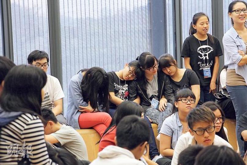 逾70名學生參加「夜遊圖書館——科學與創意之旅」,經過一整晚活動,昨早不少同學已現疲態,互相靠在一起打瞌睡。(黎婉嫻攝)居於天水圍的馬珣清同學說,原有機會在圖書館外觀星,但因光污染而不成功,但她仍持正面態度,表示至少了解到區內的問題。(黎婉嫻攝)夜宿圖書館有別平日圖書館的文靜活動,其中不少講求互動,同學需動腦筋解決難題,例如於30秒內在A3紙上整齊排滿20個膠樽。(黎婉嫻攝) 逾70名學生參加「夜遊圖書館——科學與創意之旅」,經過一整晚活動,昨早不少同學已現疲態,互相靠在一起打瞌睡。(黎婉嫻攝)居於天水圍的馬珣清同學說,原有機會在圖書館外觀星,但因光污染而不成功,但她仍持正面態度,表示至少了解到區內的問題。(黎婉嫻攝)夜宿圖書館有別平日圖書館的文靜活動,其中不少講求互動,同學需動腦筋解決難題,例如於30秒內在A3紙上整齊排滿20個膠樽。(黎婉嫻攝)