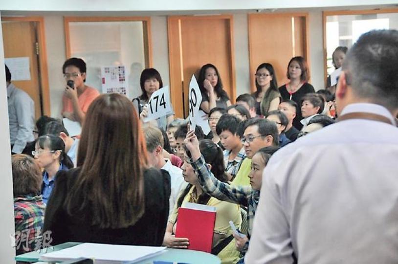 吳伯伯以500元投得木枱作為紀念。(攝影:娛樂組)
吳伯伯以500元投得木枱作為紀念。(攝影:娛樂組)