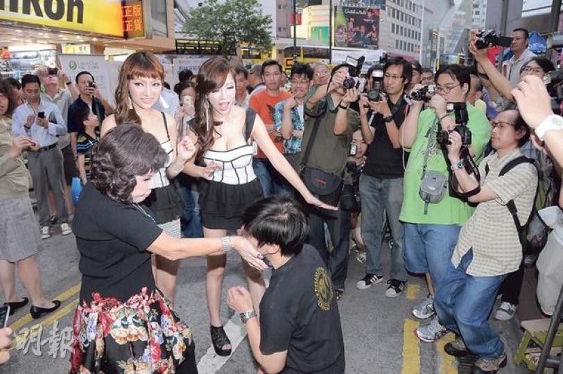 黃夏蕙與AD2在鬧市拍宣傳片,吸引大批途人圍觀。(攝影/記者:林祖傑)
黃夏蕙與AD2在鬧市拍宣傳片,吸引大批途人圍觀。(攝影/記者:林祖傑)