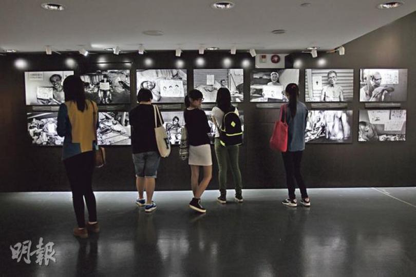 Roy Lee特地在每張相片上加一個電燈泡,「倀眼」的效果是為了令觀眾走得更近去看「相片終會褪色」的效果。(林俊源攝)
Roy Lee特地在每張相片上加一個電燈泡,「倀眼」的效果是為了令觀眾走得更近去看「相片終會褪色」的效果。(林俊源攝)