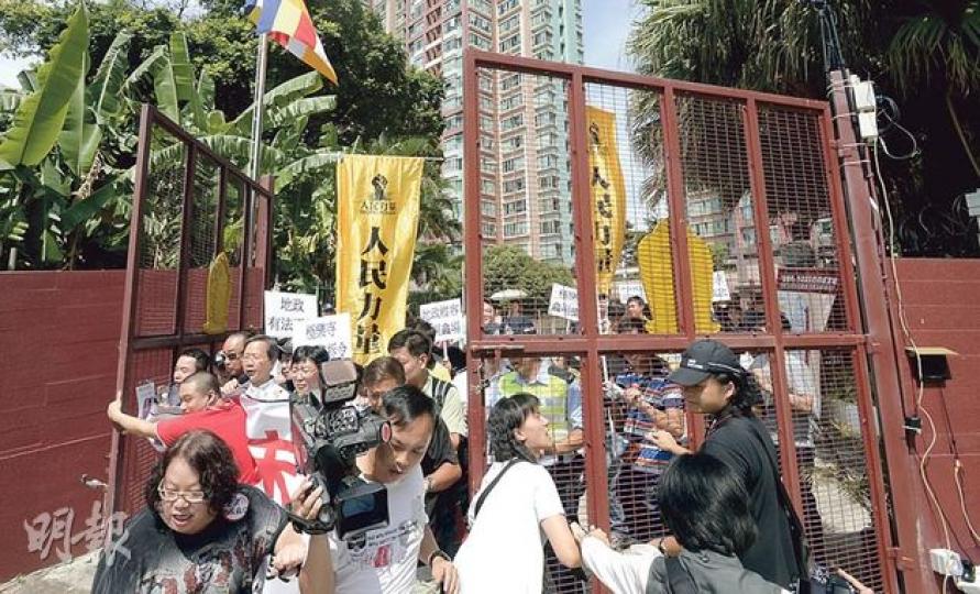 20多名屯門叠茵庭居民聯同多個政黨代表,昨趁重陽節衝入毗鄰的極樂寺示威(圖),抗議寺方非法霸佔官地經營骨灰龕場,即使多次接獲地政署清拆令仍未清拆龕場。(余俊亮攝)叠茵庭居民昨日強闖極樂寺示威期間,不少參拜者不滿並上前理論,批評居民「搞事」,包括圖中紅衣老太(右二)。(余俊亮攝)屯門極樂寺(圖中右方紅色建築,紅圈示)的骨灰龕場位於寺廟與圖中叠茵庭的網球場中間地底,地段絕大部分屬於官地。地政總署2007年起多次發出清拆令要求拆卸,但至今未果。(余俊亮攝)沙田道榮園一個有數千龕位的新堂今年7月啟用,職 20多名屯門叠茵庭居民聯同多個政黨代表,昨趁重陽節衝入毗鄰的極樂寺示威(圖),抗議寺方非法霸佔官地經營骨灰龕場,即使多次接獲地政署清拆令仍未清拆龕場。(余俊亮攝)叠茵庭居民昨日強闖極樂寺示威期間,不少參拜者不滿並上前理論,批評居民「搞事」,包括圖中紅衣老太(右二)。(余俊亮攝)屯門極樂寺(圖中右方紅色建築,紅圈示)的骨灰龕場位於寺廟與圖中叠茵庭的網球場中間地底,地段絕大部分屬於官地。地政總署2007年起多次發出清拆令要求拆卸,但至今未果。(余俊亮攝)沙田道榮園一個有數千龕位的新堂今年7月啟用,職