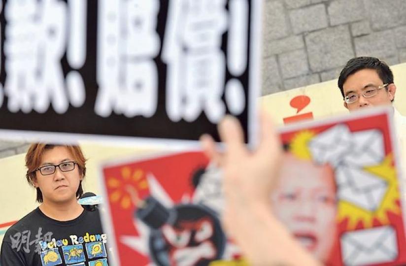 菲律賓人質事件死者家屬謝志堅(左)和民主黨議員涂謹申出席城市論壇,謝表示,家屬一直是為了爭取公義,不是為了金錢,因此不接受新民黨建議,由港府設基金賠償。(盧翊銘攝) 菲律賓人質事件死者家屬謝志堅(左)和民主黨議員涂謹申出席城市論壇,謝表示,家屬一直是為了爭取公義,不是為了金錢,因此不接受新民黨建議,由港府設基金賠償。(盧翊銘攝)