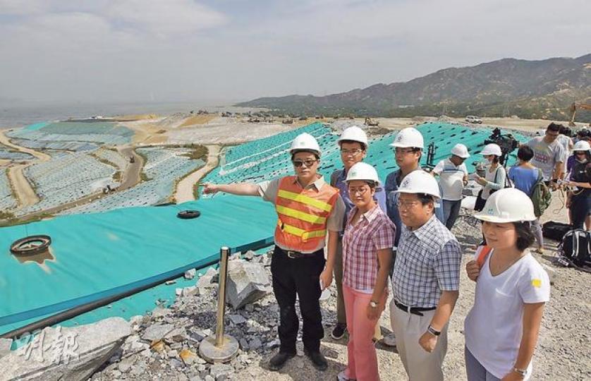 民主黨立法會議員何俊仁(前排右二)、黃碧雲(左二)等,昨在環保署署理高級環保主任梁大來(前左一)陪同下,視察屯門堆填區。黃碧雲指部分覆蓋垃圾的綠色膠布簇新,懷疑環保署日前才更換,擔心原有膠墊破損,滋生蚊蟲。(李澤彤攝)下白泥村民鄭美勝說,個多星期前蒼蠅突然激增,一直沒改善,昨午膳期間,只消半小時,一張蒼蠅膠紙便黏到約150隻蒼蠅,他擔心擴建堆填區會令蠅患更嚴重。(李澤彤攝) 民主黨立法會議員何俊仁(前排右二)、黃碧雲(左二)等,昨在環保署署理高級環保主任梁大來(前左一)陪同下,視察屯門堆填區。黃碧雲指部分覆蓋垃圾的綠色膠布簇新,懷疑環保署日前才更換,擔心原有膠墊破損,滋生蚊蟲。(李澤彤攝)下白泥村民鄭美勝說,個多星期前蒼蠅突然激增,一直沒改善,昨午膳期間,只消半小時,一張蒼蠅膠紙便黏到約150隻蒼蠅,他擔心擴建堆填區會令蠅患更嚴重。(李澤彤攝)