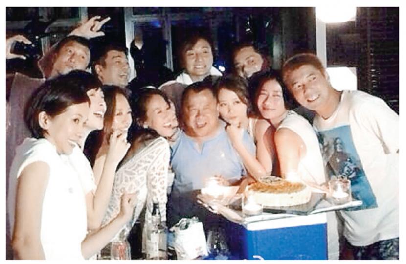 曾志偉今年60歲生日計劃吃喝玩樂慶祝,今站是拉隊到越南旅遊。(微博圖片)身穿三點式的湯盈盈擺出有如半空寫「大」字的甫士,對自己身材充滿自信。(微博圖片)湯盈盈、佘詩曼、姚樂怡、鍾麗淇、梁靖琪、周家蔚及文頌嫻齊齊以白Look示人,來個七美圖。(微博圖片) 曾志偉今年60歲生日計劃吃喝玩樂慶祝,今站是拉隊到越南旅遊。(微博圖片)身穿三點式的湯盈盈擺出有如半空寫「大」字的甫士,對自己身材充滿自信。(微博圖片)湯盈盈、佘詩曼、姚樂怡、鍾麗淇、梁靖琪、周家蔚及文頌嫻齊齊以白Look示人,來個七美圖。(微博圖片)