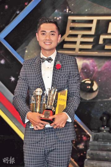 鄭俊弘奪得《星夢》冠軍,相信事業會更上一層樓。(攝影/記者:陳釗)半百粉絲守在電視城門外跟自己慶祝,令鄭俊弘十分感動。(攝影/記者:陳釗)鄭俊弘會將贏得的獎金獎品交給母親(左)處理,認真乖仔。(攝影/記者:陳釗) 鄭俊弘奪得《星夢》冠軍,相信事業會更上一層樓。(攝影/記者:陳釗)半百粉絲守在電視城門外跟自己慶祝,令鄭俊弘十分感動。(攝影/記者:陳釗)鄭俊弘會將贏得的獎金獎品交給母親(左)處理,認真乖仔。(攝影/記者:陳釗)