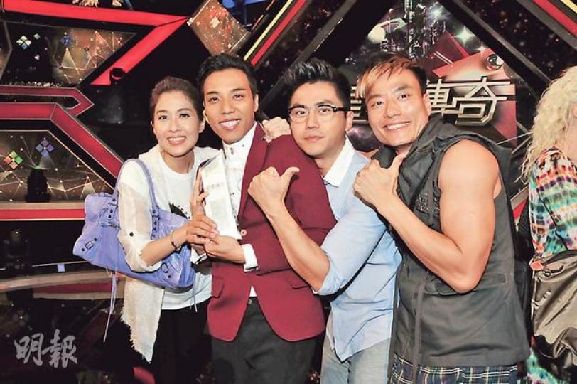 鄭世豪奪得亞軍,好友陳敏之(左一)、森美(右二)及陳志健(右一)齊齊送上祝賀。(攝影/記者:陳釗)被淘汰未能進入四強的羅鈞滿,前晚亦與在電視城門外守候的廿多名粉絲慶祝,人數僅次鄭俊弘。(攝影/記者:陳釗)獲家人到場打氣的陳明恩,自言不捨得「星夢」的舞台。(攝影/記者:陳釗)姚兵笑言前晚因時間不夠,沒有請太太上台,故未能激吻太太。(攝影/記者:陳釗) 鄭世豪奪得亞軍,好友陳敏之(左一)、森美(右二)及陳志健(右一)齊齊送上祝賀。(攝影/記者:陳釗)被淘汰未能進入四強的羅鈞滿,前晚亦與在電視城門外守候的廿多名粉絲慶祝,人數僅次鄭俊弘。(攝影/記者:陳釗)獲家人到場打氣的陳明恩,自言不捨得「星夢」的舞台。(攝影/記者:陳釗)姚兵笑言前晚因時間不夠,沒有請太太上台,故未能激吻太太。(攝影/記者:陳釗)