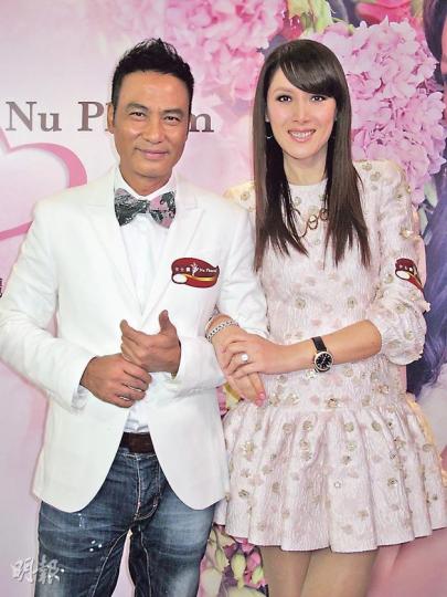 任達華送給太太琦琦的鑽戒閃閃生輝。(攝影/記者:柯美) 任達華送給太太琦琦的鑽戒閃閃生輝。(攝影/記者:柯美)