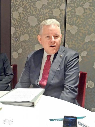 宏利金融行政副總裁兼大中華經理何達德指出,銀行停售產品只是因應監管要求所作的一時反應,相信未來銀行仍會從事有關業務。(陳悅攝) 宏利金融行政副總裁兼大中華經理何達德指出,銀行停售產品只是因應監管要求所作的一時反應,相信未來銀行仍會從事有關業務。(陳悅攝)