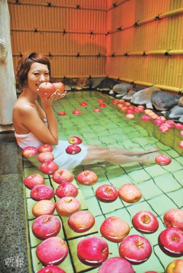 蘋果溫泉是青森的Hotel Appleland其中一大亮點。(郭瑋瑋攝)自助晚餐提供的蘋果天麩羅,是最受歡迎的菜式之一。(郭瑋瑋攝)酒店的蘋果觀音,靈感似乎來自美國自由女神像。(郭瑋瑋攝)八甲田山近山腰的位置,十月上旬樹木已幾乎都變了顏色。(郭瑋瑋攝)山頂遠足步道途經的濕原,連水草都變了顏色。(郭瑋瑋攝)登山纜車的車窗特大,讓乘客飽覽窗外景色。(郭瑋瑋攝)(明報製圖) 蘋果溫泉是青森的Hotel Appleland其中一大亮點。(郭瑋瑋攝)自助晚餐提供的蘋果天麩羅,是最受歡迎的菜式之一。(郭瑋瑋攝)酒店的蘋果觀音,靈感似乎來自美國自由女神像。(郭瑋瑋攝)八甲田山近山腰的位置,十月上旬樹木已幾乎都變了顏色。(郭瑋瑋攝)山頂遠足步道途經的濕原,連水草都變了顏色。(郭瑋瑋攝)登山纜車的車窗特大,讓乘客飽覽窗外景色。(郭瑋瑋攝)(明報製圖)