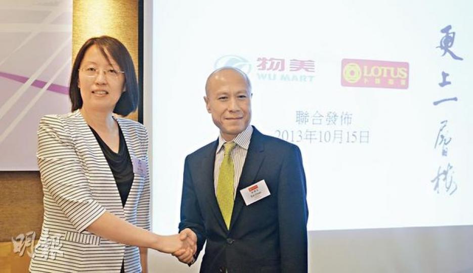 卜蜂集團旗下的超市連鎖卜蜂蓮花,昨日忽然宣布將北京與上海的業務,售予另一內地超市巨頭物美商業,作價約23億元。左為物美執行董事及總裁徐瑩,右為卜蜂蓮花集團副總裁陳耀昌。(余俊亮攝)(明報製圖) 卜蜂集團旗下的超市連鎖卜蜂蓮花,昨日忽然宣布將北京與上海的業務,售予另一內地超市巨頭物美商業,作價約23億元。左為物美執行董事及總裁徐瑩,右為卜蜂蓮花集團副總裁陳耀昌。(余俊亮攝)(明報製圖)