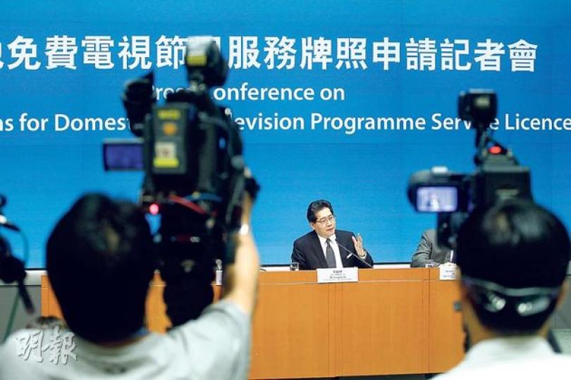 商務及經濟發展局長蘇錦樑(中)昨在記者會上說了9次「循序漸進」,為政府只發出兩個新牌及香港電視不獲發牌解畫。(李紹昌攝)(明報製圖) 商務及經濟發展局長蘇錦樑(中)昨在記者會上說了9次「循序漸進」,為政府只發出兩個新牌及香港電視不獲發牌解畫。(李紹昌攝)(明報製圖)