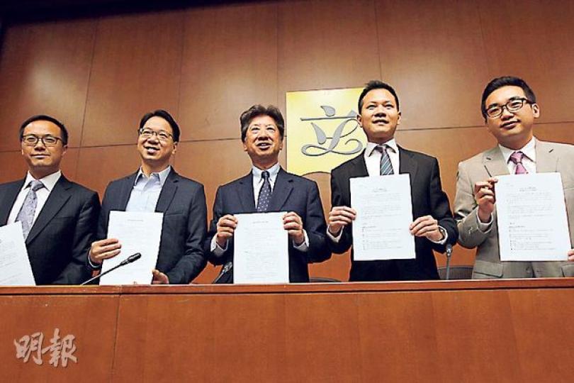 公民黨湯家驊(中)昨以個人名義提出以「排序複選制」普選特首及改革提名委員會的建議,獲黨友法律界郭榮鏗(右二)、公共專業聯盟資訊科技界莫乃光(左二)及會計界議員梁繼昌(左一)支持。(李紹昌攝) 公民黨湯家驊(中)昨以個人名義提出以「排序複選制」普選特首及改革提名委員會的建議,獲黨友法律界郭榮鏗(右二)、公共專業聯盟資訊科技界莫乃光(左二)及會計界議員梁繼昌(左一)支持。(李紹昌攝)