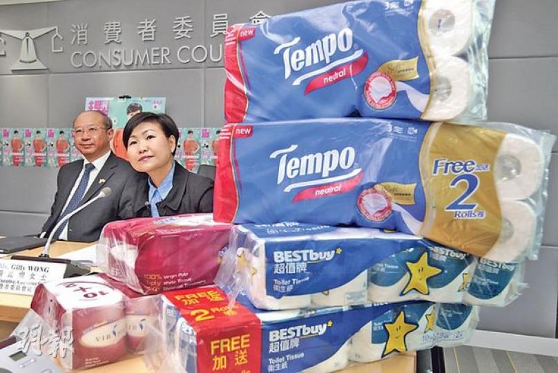 消委會抽查了市面上3款分別有10卷裝及12卷裝品牌的廁紙,包括唯潔雅、Tempo及超值牌,均發現「買10送2」的12卷裝廁紙,較10卷裝每卷輕2.6%至14.5%不等,或涉及違反商品說明條例。(郭慶輝攝) 由聯昌行代理的BBB牌廁紙,在消委會抽查的25品牌廁紙中價格最低,每抽10卷售價19元,廁紙驗出含有溶血性鏈球菌及可遷移熒光物質,或會導致皮膚過敏甚至感染。(郭慶輝攝) 消委會抽查了市面上3款分別有10卷裝及12卷裝品牌的廁紙,包括唯潔雅、Tempo及超值牌,均發現「買10送2」的12卷裝廁紙,較10卷裝每卷輕2.6%至14.5%不等,或涉及違反商品說明條例。(郭慶輝攝) 由聯昌行代理的BBB牌廁紙,在消委會抽查的25品牌廁紙中價格最低,每抽10卷售價19元,廁紙驗出含有溶血性鏈球菌及可遷移熒光物質,或會導致皮膚過敏甚至感染。(郭慶輝攝)