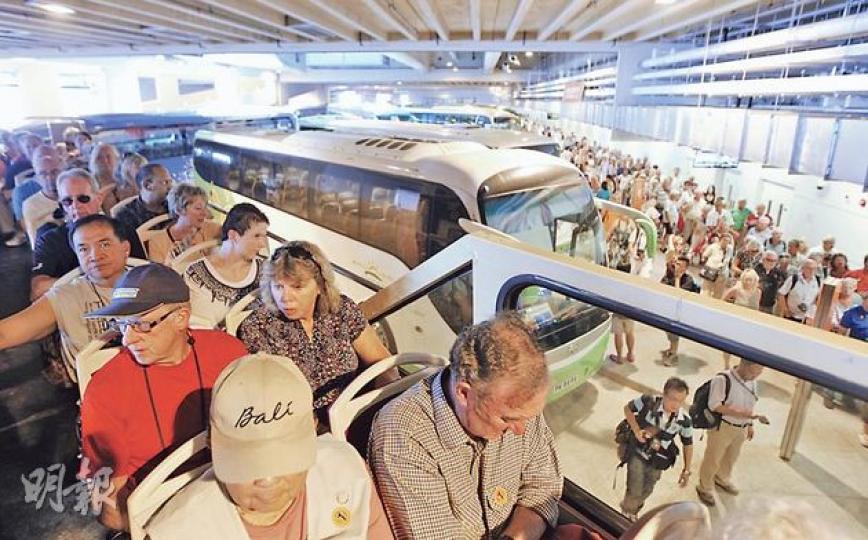 載有約3000郵輪客的「海洋航行者號」泊岸,大批旅客乘搭來往九龍灣、觀塘及鑽石山商場的免費接駁巴士,秩序較今年6月碼頭正式啟用時改善,但有的士小巴業界不滿「被搶客」。(李澤彤攝)載有約3000旅客、排水量達13.8萬噸的「海洋航行者號」(Voyager of the Seas)昨午在啟德郵輪碼頭泊岸,停留13小時,今凌晨1時離港。(郭慶輝攝) 載有約3000郵輪客的「海洋航行者號」泊岸,大批旅客乘搭來往九龍灣、觀塘及鑽石山商場的免費接駁巴士,秩序較今年6月碼頭正式啟用時改善,但有的士小巴業界不滿「被搶客」。(李澤彤攝)載有約3000旅客、排水量達13.8萬噸的「海洋航行者號」(Voyager of the Seas)昨午在啟德郵輪碼頭泊岸,停留13小時,今凌晨1時離港。(郭慶輝攝)