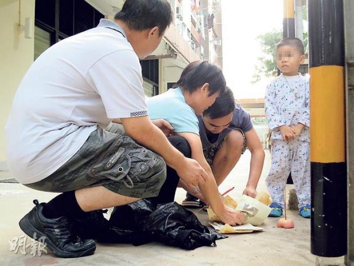 死者何翠文一家貧困,拜祭時只得20多張溪錢及半個蘋果,天真無邪的3歲兒子(右),一臉茫然地站在旁邊。(林耀華攝)李老太指媳婦半月前性格大變,她原計劃今日陪同媳婦就醫,詎料昨日已出事。(林智傑攝) 死者何翠文一家貧困,拜祭時只得20多張溪錢及半個蘋果,天真無邪的3歲兒子(右),一臉茫然地站在旁邊。(林耀華攝)李老太指媳婦半月前性格大變,她原計劃今日陪同媳婦就醫,詎料昨日已出事。(林智傑攝)