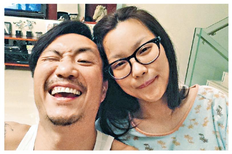 鄭中基的鬍鬚Look與余思敏的素顏Look,兩公婆好合襯。(微博圖片) 鄭中基的鬍鬚Look與余思敏的素顏Look,兩公婆好合襯。(微博圖片)