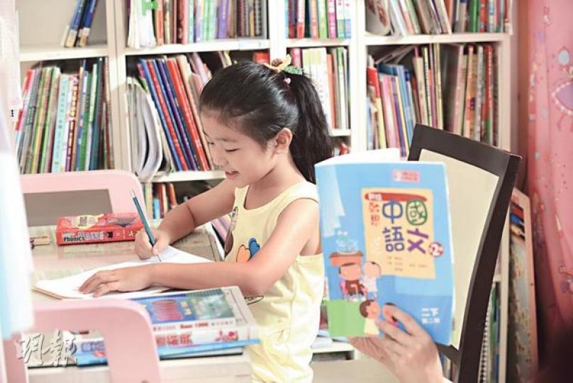 默書是每個小學生的「必經階段」,只要找到合適的溫習技巧,便可輕鬆應付。(陳淑安、劉焌陶攝)以部首配搭生字(圖左),默書的答案較彈性,增加學生「攞分」的成功率。(陳淑安、劉焌陶攝)圖3(陳淑安、劉焌陶攝)配合高效識字法,老師沒有規限學生溫習默書的形式,學生可按能力和興趣溫習默書內容。(陳淑安、劉焌陶攝) 默書是每個小學生的「必經階段」,只要找到合適的溫習技巧,便可輕鬆應付。(陳淑安、劉焌陶攝)以部首配搭生字(圖左),默書的答案較彈性,增加學生「攞分」的成功率。(陳淑安、劉焌陶攝)圖3(陳淑安、劉焌陶攝)配合高效識字法,老師沒有規限學生溫習默書的形式,學生可按能力和興趣溫習默書內容。(陳淑安、劉焌陶攝)
