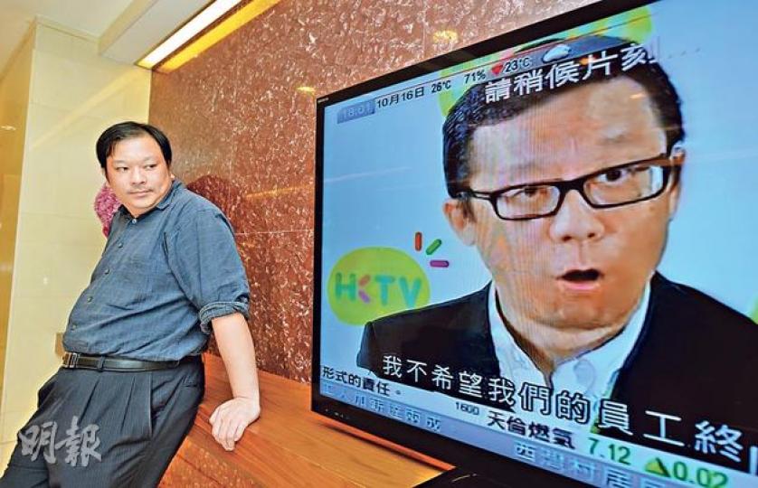 通訊局廣播投訴委員會委員何世孝(左)質疑,政府最初希望為免費電視引入競爭而提出增發牌照,現時又以「避免過度競爭」為由選擇性發牌,拒向王維基(屏幕中人)任主席的香港電視發牌,做法矛盾。(盧翊銘攝) 通訊局廣播投訴委員會委員何世孝(左)質疑,政府最初希望為免費電視引入競爭而提出增發牌照,現時又以「避免過度競爭」為由選擇性發牌,拒向王維基(屏幕中人)任主席的香港電視發牌,做法矛盾。(盧翊銘攝)