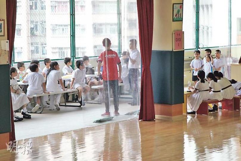聖安多尼學校籌款改建圖書館,前日發通告表示,學生若捐款500元或以上,可參加便服日及與校長共進午膳。校方昨接獲本報查詢後即開會檢討,至傍晚宣布更改形式,不論學生捐款與否均可參加便服日及「校長午膳」,並取消籌款最高捐款獎項及接受訪問待遇。(林俊源攝)校長馬嘉健表示,其背後的圖書館已十分殘破,期望籌款改善設施及增加藏書量。(廖穎琪攝)家長馮先生表示無力捐500元,擔心籌款活動造成標籤效應。(廖穎琪攝) 聖安多尼學校籌款改建圖書館,前日發通告表示,學生若捐款500元或以上,可參加便服日及與校長共進午膳。校方昨接獲本報查詢後即開會檢討,至傍晚宣布更改形式,不論學生捐款與否均可參加便服日及「校長午膳」,並取消籌款最高捐款獎項及接受訪問待遇。(林俊源攝)校長馬嘉健表示,其背後的圖書館已十分殘破,期望籌款改善設施及增加藏書量。(廖穎琪攝)家長馮先生表示無力捐500元,擔心籌款活動造成標籤效應。(廖穎琪攝)