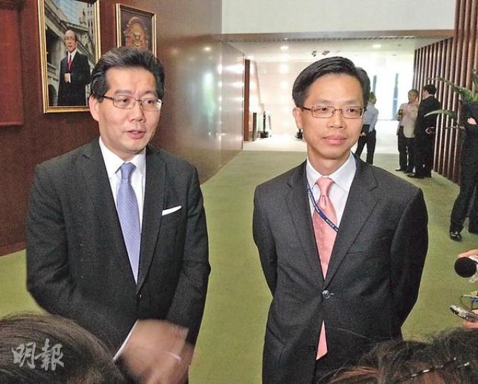 商經局長蘇錦樑(左)噚日喺風頭火勢日子,首次帶佢嘅新任副局長梁敬國(右)去立法會同記者傾偈,本來仲諗住輕輕鬆鬆閒話家常,不過記者只係追住佢哋問電視牌照嘅事。(楊康琪攝) 商經局長蘇錦樑(左)噚日喺風頭火勢日子,首次帶佢嘅新任副局長梁敬國(右)去立法會同記者傾偈,本來仲諗住輕輕鬆鬆閒話家常,不過記者只係追住佢哋問電視牌照嘅事。(楊康琪攝)