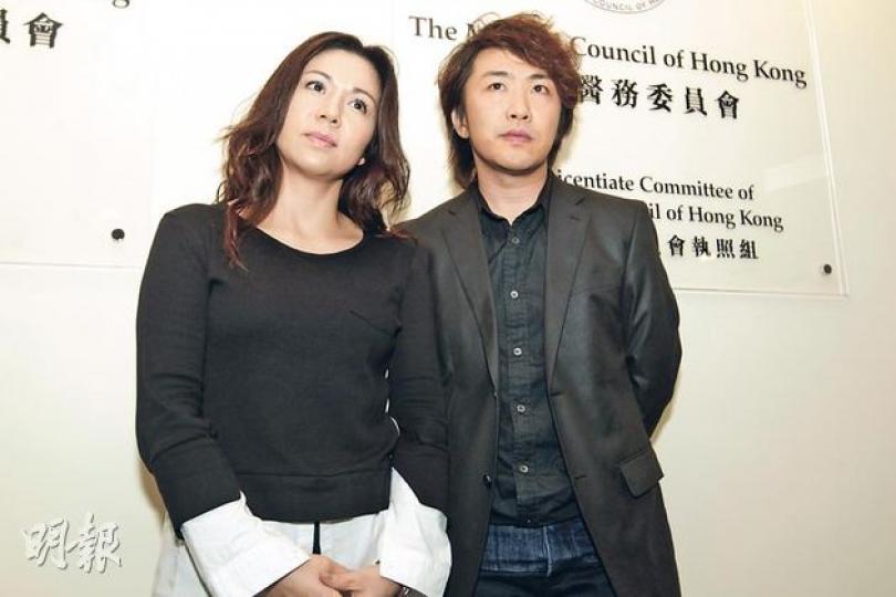 歌手張崇德(右)和息影藝人妻子劉美娟(左)2005年誕下長子,但兒子出世一日夭折,夫婦向醫委會投訴兩名涉事醫生接生過程有失誤。劉美娟說,出席聆訊要再面對過往回憶,心情沉重。(郭慶輝攝) 歌手張崇德(右)和息影藝人妻子劉美娟(左)2005年誕下長子,但兒子出世一日夭折,夫婦向醫委會投訴兩名涉事醫生接生過程有失誤。劉美娟說,出席聆訊要再面對過往回憶,心情沉重。(郭慶輝攝)
