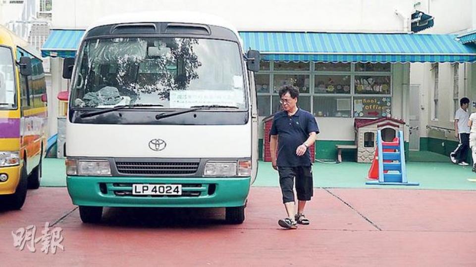54歲廖姓司機(圖),事後續駕駛涉案校巴到九龍塘朗思國際學院幼稚園接載學生。(林智傑攝) 54歲廖姓司機(圖),事後續駕駛涉案校巴到九龍塘朗思國際學院幼稚園接載學生。(林智傑攝)