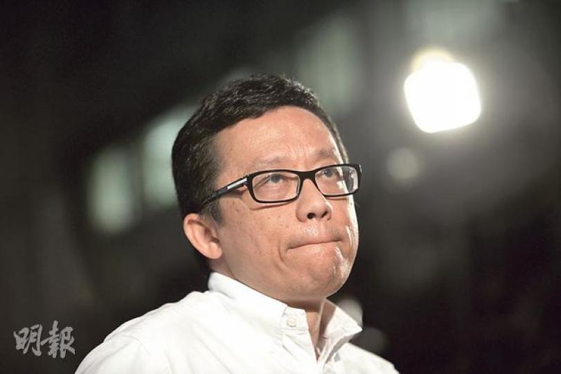 政府的顧問報告顯示,香港電視競爭力不是最差,但行政會議最終拒發牌予港視,令港視主席王維基無法走上「免費電視之路」。(盧翊銘攝)中文大學新聞與傳播學院昨晚邀請不獲發免費電視牌的香港電視主席王維基,出席「免費電視之路」講座。師生、校友及市民蜂擁而至,逾3000人不但填滿了圓形廣場,更一度擠至廣場兩旁的斜路,甚至連附近的大樓屋頂都站了人。(盧翊銘攝) 政府的顧問報告顯示,香港電視競爭力不是最差,但行政會議最終拒發牌予港視,令港視主席王維基無法走上「免費電視之路」。(盧翊銘攝)中文大學新聞與傳播學院昨晚邀請不獲發免費電視牌的香港電視主席王維基,出席「免費電視之路」講座。師生、校友及市民蜂擁而至,逾3000人不但填滿了圓形廣場,更一度擠至廣場兩旁的斜路,甚至連附近的大樓屋頂都站了人。(盧翊銘攝)