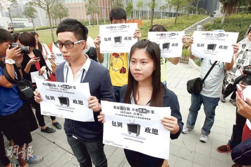 「民間開放電視行動」發言人陳璟茵(右)聯同遊行籌辦者楊政賢(左)以及數名網民,昨在添馬公園舉行記招,公布周日遊行安排。(李紹昌攝) 「民間開放電視行動」發言人陳璟茵(右)聯同遊行籌辦者楊政賢(左)以及數名網民,昨在添馬公園舉行記招,公布周日遊行安排。(李紹昌攝)