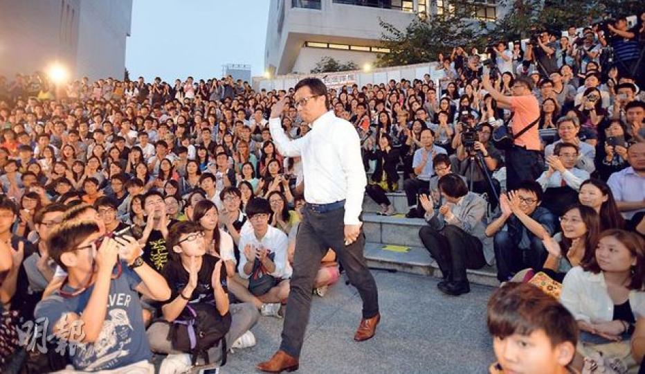 香港電視主席王維基(中)昨出席的中大新傳學院座談會,由原本料100多人參與變成約3000人出席,大會移師至戶外圓形廣場。王維基感激民意認同,稱支持行動「改變了我的決定,會敢於做更risky(冒險)的事」。(盧翊銘攝)座談會期間兩度出現「全民公投、全場舉手」場面,一次是一名中大生詢問與會者是否認為政府審批牌照過程黑箱作業,大部分與會者舉手表示認同;另一次是中大政治與行政學系高級講師蔡子強詢問誰支持發牌予港視,大部分與會者亦舉手。(盧翊銘攝) 香港電視主席王維基(中)昨出席的中大新傳學院座談會,由原本料100多人參與變成約3000人出席,大會移師至戶外圓形廣場。王維基感激民意認同,稱支持行動「改變了我的決定,會敢於做更risky(冒險)的事」。(盧翊銘攝)座談會期間兩度出現「全民公投、全場舉手」場面,一次是一名中大生詢問與會者是否認為政府審批牌照過程黑箱作業,大部分與會者舉手表示認同;另一次是中大政治與行政學系高級講師蔡子強詢問誰支持發牌予港視,大部分與會者亦舉手。(盧翊銘攝)