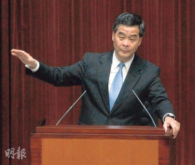 行政長官梁振英昨在立法會答問大會上被泛民議員追問電視牌照一事,他重複以行會保密制及事件進入司法程序為由,拒絕解釋港視不獲發牌原因。(李紹昌攝) 行政長官梁振英昨在立法會答問大會上被泛民議員追問電視牌照一事,他重複以行會保密制及事件進入司法程序為由,拒絕解釋港視不獲發牌原因。(李紹昌攝)