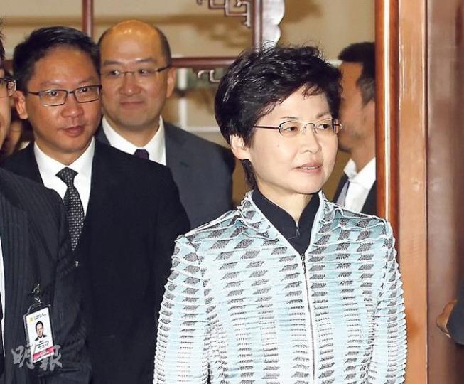 政務司長林鄭月娥(前)將領軍主持政改諮詢的專責小組,成員包括律政司長袁國強(中)和政制及內地事務局長譚志源(後)。林鄭月娥表示,希望爭取在年底左右發表政改諮詢文件。(李紹昌攝) 政務司長林鄭月娥(前)將領軍主持政改諮詢的專責小組,成員包括律政司長袁國強(中)和政制及內地事務局長譚志源(後)。林鄭月娥表示,希望爭取在年底左右發表政改諮詢文件。(李紹昌攝)