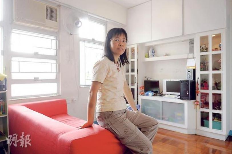 位於荃灣富麗花園的「光房」單位,經社企「要有光」簡單翻新及增添家具後,近期租予兩戶基層家庭。該單位業主李小姐(圖)表示,單位轉作「光房」前已空置兩個多月,因自己基層出身,希望單位能物盡其用,幫助弱勢家庭,即使租金回報較低,但亦認為值得。(余俊亮攝) 位於荃灣富麗花園的「光房」單位,經社企「要有光」簡單翻新及增添家具後,近期租予兩戶基層家庭。該單位業主李小姐(圖)表示,單位轉作「光房」前已空置兩個多月,因自己基層出身,希望單位能物盡其用,幫助弱勢家庭,即使租金回報較低,但亦認為值得。(余俊亮攝)