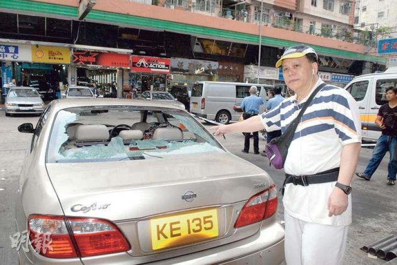私家偵探張大偉的私家車損毁嚴重,表示暫時會保留追究權利。(伍浦鋒攝) 私家偵探張大偉的私家車損毁嚴重,表示暫時會保留追究權利。(伍浦鋒攝)