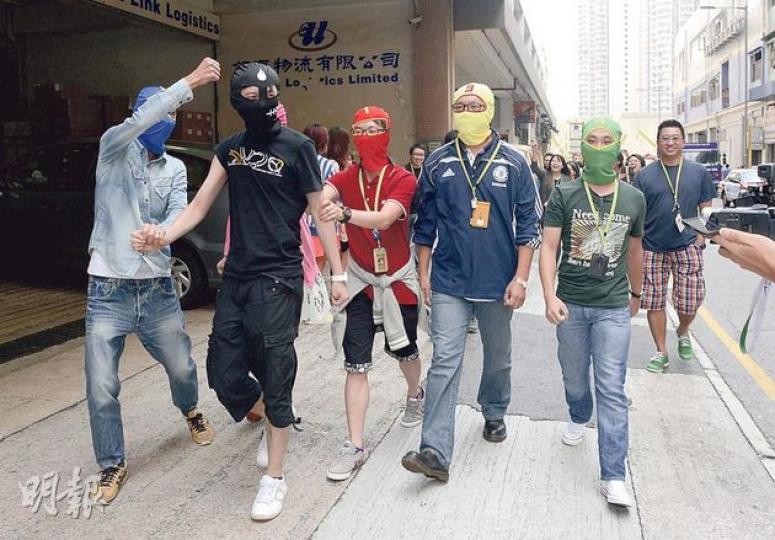 昨有港視員工於午飯時間戴上頭罩,於港視總部外遊行數分鐘,沿途大叫口號,並向戴黑頭罩、穿黑衣者作狀揮拳,代表「打倒黑箱作業」。 (陳淑安攝)港視因不獲發牌而要裁員,昨有逾200名員工收到裁員通知書,不少被裁員工爭相與王維基(穿白恤衫)合照,並上載至微博。(微博圖片) 昨有港視員工於午飯時間戴上頭罩,於港視總部外遊行數分鐘,沿途大叫口號,並向戴黑頭罩、穿黑衣者作狀揮拳,代表「打倒黑箱作業」。 (陳淑安攝)港視因不獲發牌而要裁員,昨有逾200名員工收到裁員通知書,不少被裁員工爭相與王維基(穿白恤衫)合照,並上載至微博。(微博圖片)